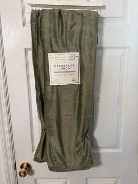Salon de Maison Decorative Throw - Olive Green